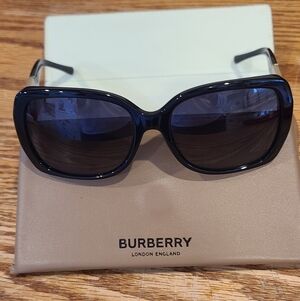 Burberry Sunglasses Black Square Frames Checkered Arms